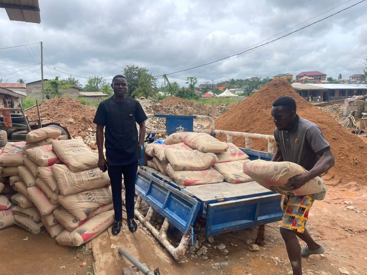 Dr. Isaac Nana Afriyie Donates 50 Bags Of Cement To Support The Ultra Modern Complex Office&nbsp;Edifice